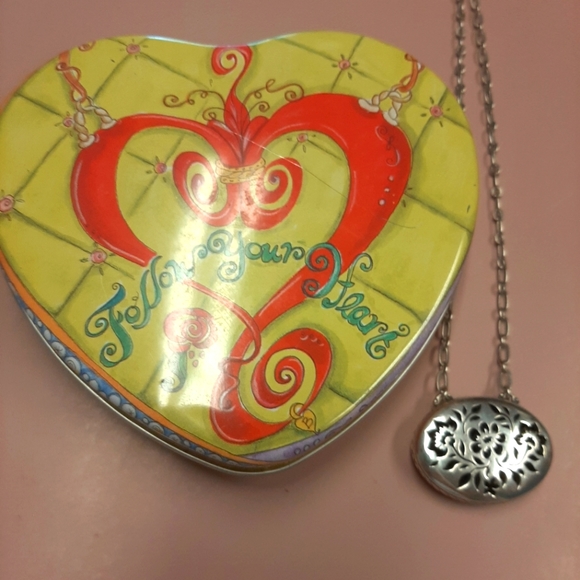 Brighton necklace w/tin - Picture 7 of 7